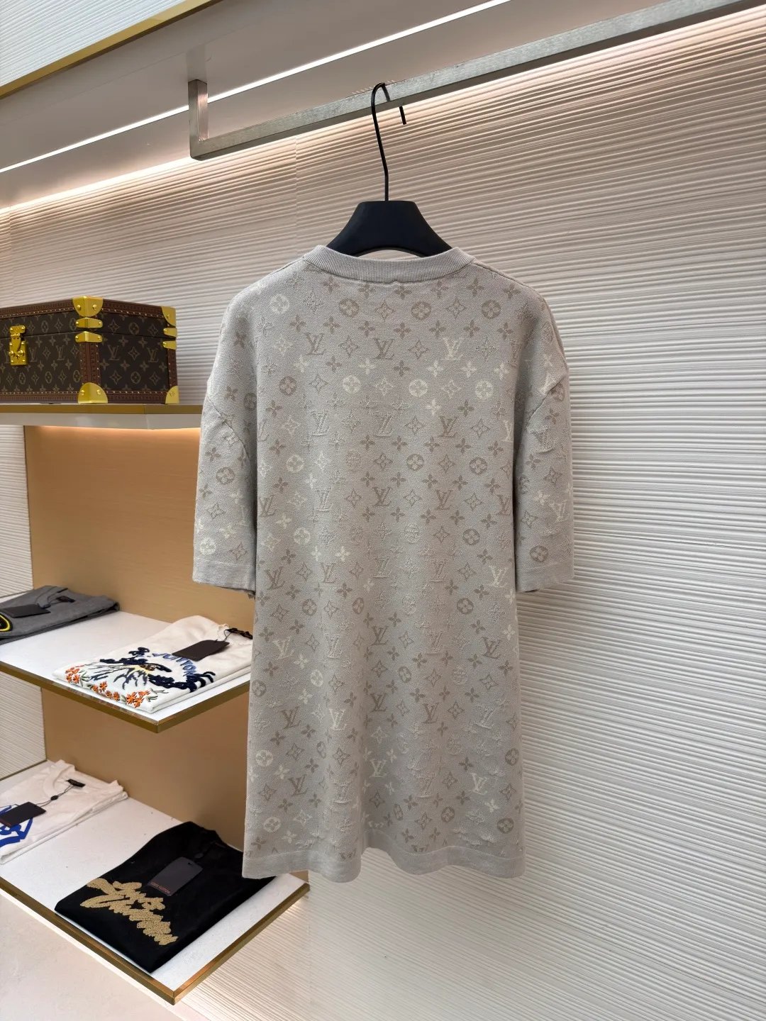LOUIS VUITTON letter gradient jacquard short sleeves ●Original version: Purchased and developed by 9545 ●Item number: 1681787-A60 ●Fabric: cotton fabric ●Technology: knitted jacquard production ●Color: light apricot ●Version: fitted version ●Weight: about 405 grams ●Size: XS-S-M-L ●Description: Using high-count cotton blended knitting technology, the body uses intarsia jacquard technology to fully present the brand's signature. The texture of apricot, light rice, and light brown yarns is interwoven to achieve a three-dimensional layering and soft gradient texture of the pattern. The neckline is trimmed with ribbing of the same color, taking into account elasticity and shaping effects; the short-sleeved sleeves are seamlessly knitted in one piece to reduce seam friction. The fabric is pre-shrunk to ensure it is not easily deformed after wearing, while retaining the breathability and drape of knitted materials. The overall process combines the brand's classic logo with comfortable knitting, and the stitch pitch error of each jacquard texture is controlled within 0.1mm, which not only highlights the exquisite details, but also adapts to the relaxed needs of daily wear. The overall wiring is straight and delicate, the fabric is comfortable and soft, and the color is consistent without color difference. It can be matched with the same style to create a fashionable look and control various occasions. Customized accessories, complete with three standards, same style for men and women!